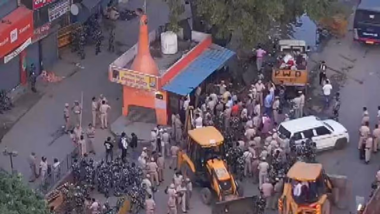 റോഡ് വീതികൂട്ടൽ; ക്ഷേത്രവും പള്ളിയും പൊളിച്ച് പിഡബ്ല്യുഡി എതിർത്ത് എഎപി