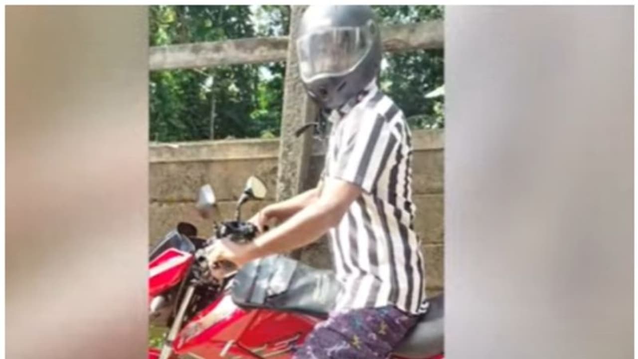 നമ്പർ പ്ലേറ്റ് മറച്ച ബൈക്കിലെത്തി, നടുറോഡിൽ യുവതിക്ക് നേരെ നഗ്നതാ പ്രദർശനം; യുവാവിനെ അറസ്റ്റ് ചെയ്ത് പൊലീസ് നമ്പർ പ്ലേറ്റ് മറച്ച ബൈക്കിലെത്തി, നടുറോഡിൽ യുവതിക്ക് നേരെ നഗ്നതാ പ്രദർശനം; യുവാവിനെ അറസ്റ്റ് ചെയ്ത് പൊലീസ്