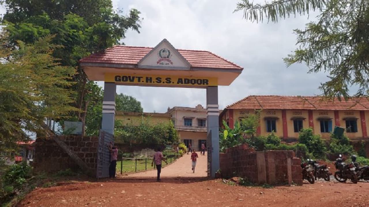 ಕನ್ನಡಪರ ನಿಲುವು: ಮಲಯಾಳಿ ಶಿಕ್ಷಕಿ ಬದಲು ಮುಖ್ಯ ಶಿಕ್ಷಕನೇ ವರ್ಗ!