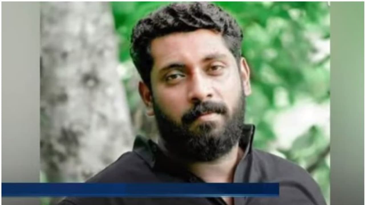 15 ക്രിമിനൽ കേസുകളിൽ പ്രതി; പാസ്പോർട്ട് പുതുക്കി പൊലീസിനെ വിഡ്ഢിയാക്കി കാപ്പ പ്രതി വിദേശത്തേക്ക് കടന്നു 15 ക്രിമിനൽ കേസുകളിൽ പ്രതി; പാസ്പോർട്ട് പുതുക്കി പൊലീസിനെ വിഡ്ഢിയാക്കി കാപ്പ പ്രതി വിദേശത്തേക്ക് കടന്നു