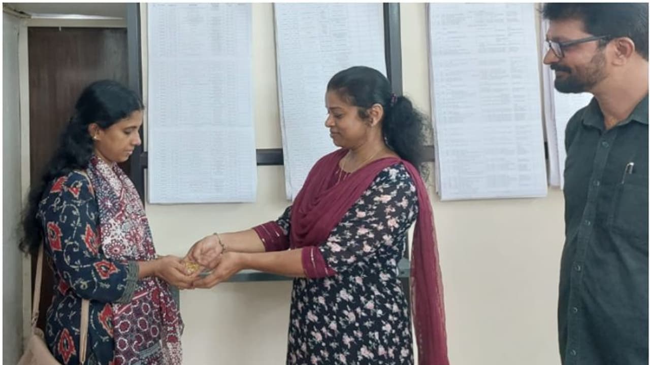 ജോലി കഴിഞ്ഞ് വരുമ്പോൾ വഴിയിൽ ആറുപവന്റെ സ്വർണമാല, ഉടമയെ കണ്ടെത്തി തിരിച്ചേൽപ്പിച്ച് സ്മിത, അഭിനന്ദിച്ച് പൊലീസ് ജോലി കഴിഞ്ഞ് വരുമ്പോൾ വഴിയിൽ ആറുപവന്റെ സ്വർണമാല, ഉടമയെ കണ്ടെത്തി തിരിച്ചേൽപ്പിച്ച് സ്മിത, അഭിനന്ദിച്ച് പൊലീസ്