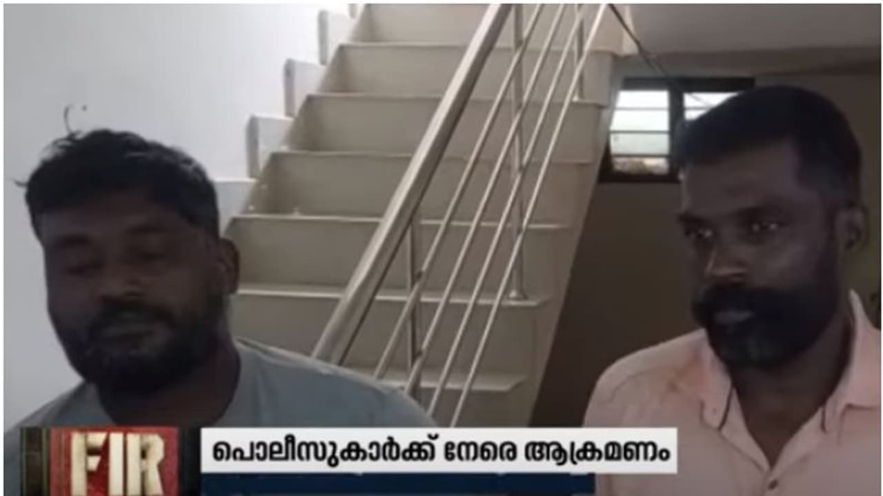 വിലങ്ങണിയിക്കവെ അപ്രതീക്ഷിത ആക്രമണം, പൊലീസുകാർക്ക് പരിക്ക്; കഞ്ചാവ് കേസിലെ പ്രതിയായ യുവാവും ഭാര്യയും അറസ്റ്റിൽ വിലങ്ങണിയിക്കവെ അപ്രതീക്ഷിത ആക്രമണം, പൊലീസുകാർക്ക് പരിക്ക്; കഞ്ചാവ് കേസിലെ പ്രതിയായ യുവാവും ഭാര്യയും അറസ്റ്റിൽ