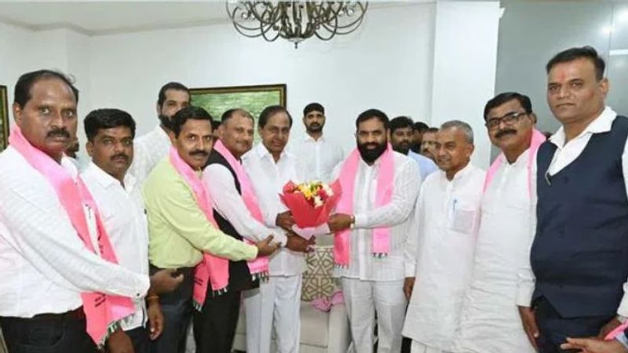 బీఆర్ఎస్ లో చేరిన మాజీ సైనికులు.. స్వాగతం పలికిన కేసీఆర్