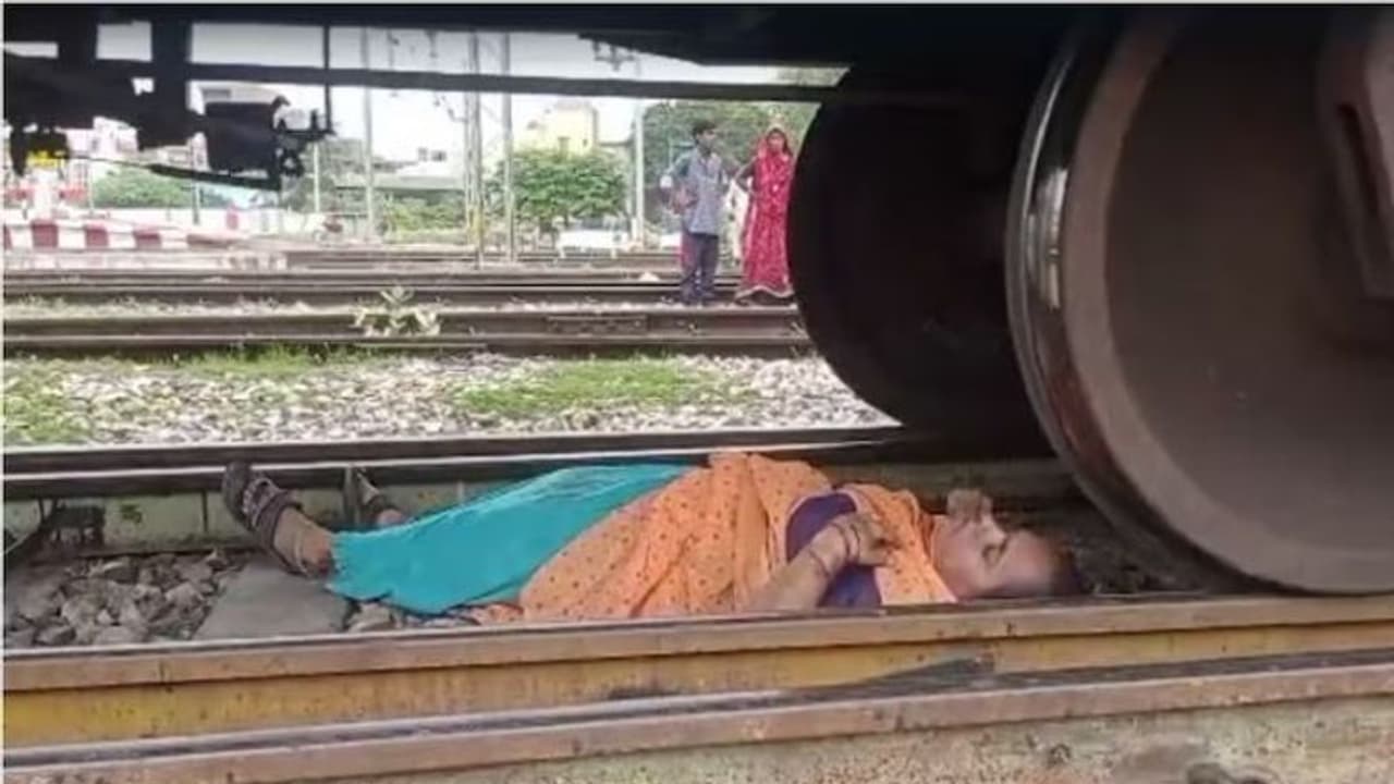 పట్టాలపై స్పృహతప్పి పడిపోయిన మహిళ.. అంతలోనే దూసుకొచ్చిన రైలు.. లక్కీగా.. పట్టాలపై స్పృహతప్పి పడిపోయిన మహిళ.. అంతలోనే దూసుకొచ్చిన రైలు.. లక్కీగా..
