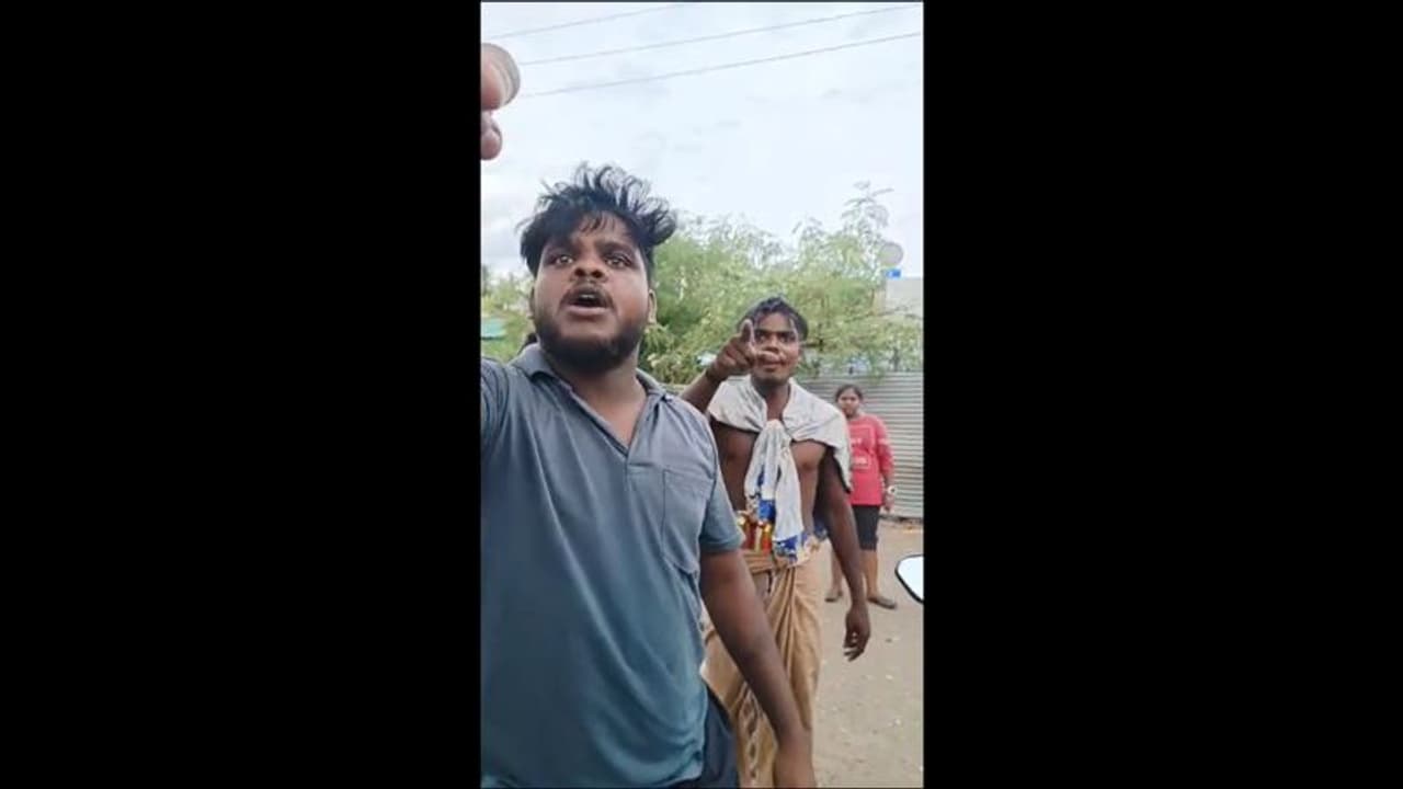 தேனியில் பரபரப்பு; விசாரணைக்கு சென்ற காவலரிடம் அரிவாளை காட்டி கொலை மிரட்டல் தேனியில் பரபரப்பு; விசாரணைக்கு சென்ற காவலரிடம் அரிவாளை காட்டி கொலை மிரட்டல்