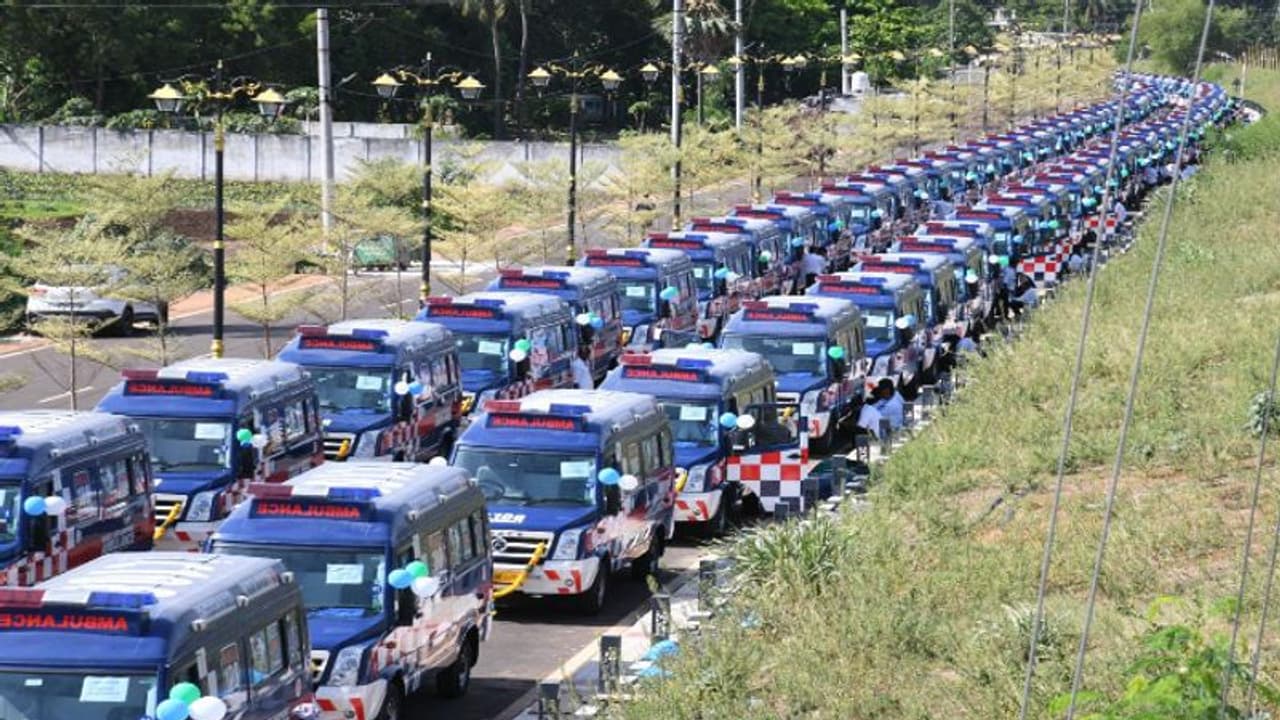 146 కొత్త 108 అంబులెన్స్లను ప్రారంభించిన సీఎం జగన్ 146 కొత్త 108 అంబులెన్స్లను ప్రారంభించిన సీఎం జగన్