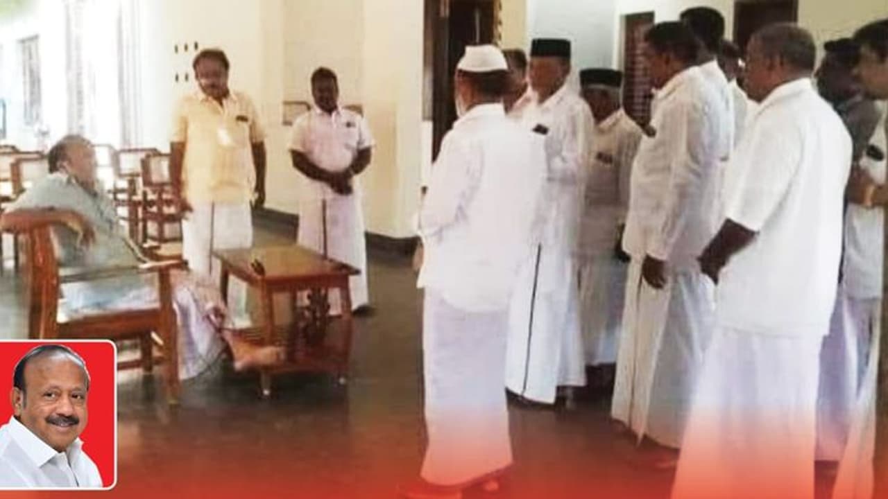 தன்னை சந்திக்க வந்தவர்களை நிற்க வைத்தும்,அமைச்சர் நாற்காலியில் அமர்ந்து கொண்டும் பேசுவதுதான் சமத்துவமா.?சீமான் தன்னை சந்திக்க வந்தவர்களை நிற்க வைத்தும்,அமைச்சர் நாற்காலியில் அமர்ந்து கொண்டும் பேசுவதுதான் சமத்துவமா.?சீமான்