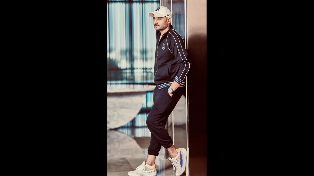 മരവിച്ച് പോകുന്നു, മനുഷ്യരെന്ന് വിളിക്കുന്നതില് അര്ത്ഥമില്ല! മണിപ്പൂര് സംഭവത്തില് പ്രതികരിച്ച് ഹര്ഭജന് മരവിച്ച് പോകുന്നു, മനുഷ്യരെന്ന് വിളിക്കുന്നതില് അര്ത്ഥമില്ല! മണിപ്പൂര് സംഭവത്തില് പ്രതികരിച്ച് ഹര്ഭജന്