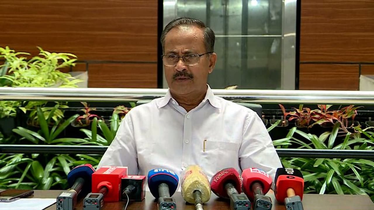 ഹർകിഷൻ സിംഗ് സുർജിത്തിന്റെ തലപ്പാവ് ഒഴിവാക്കാൻ കഴിയാത്ത ആളുകൾ തട്ടം മാറ്റാൻ നടക്കുന്നു; മുസ്ലീം ലീഗ് ഹർകിഷൻ സിംഗ് സുർജിത്തിന്റെ തലപ്പാവ് ഒഴിവാക്കാൻ കഴിയാത്ത ആളുകൾ തട്ടം മാറ്റാൻ നടക്കുന്നു; മുസ്ലീം ലീഗ്