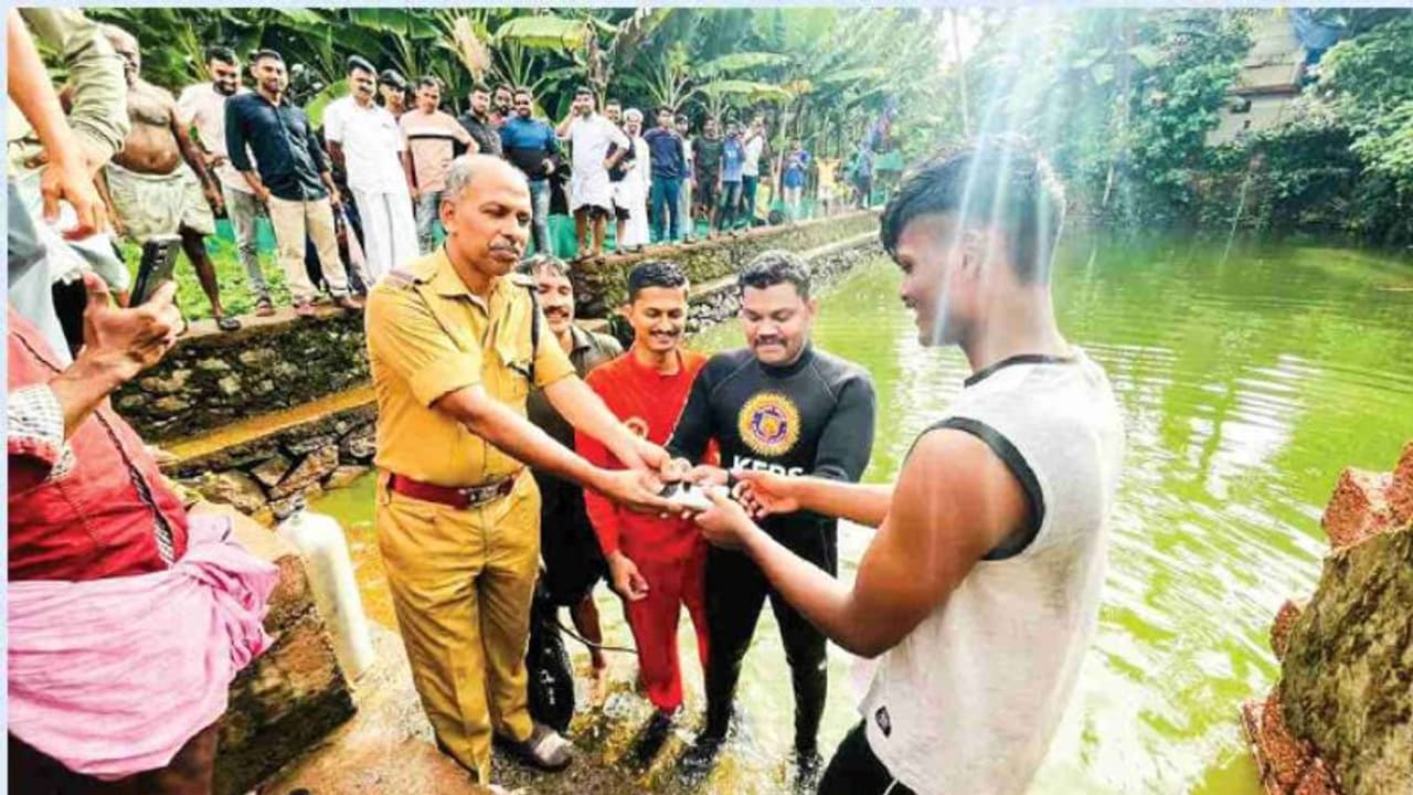 കുളത്തിലേക്ക് ചാടുന്ന 'ഗ്രൂപ്പ്ഫി'ക്കിടെ വെള്ളത്തില് വീണ് ഐഫോണ്, മുങ്ങിയെടുത്ത് അഗ്നിരക്ഷാ സേന കുളത്തിലേക്ക് ചാടുന്ന 'ഗ്രൂപ്പ്ഫി'ക്കിടെ വെള്ളത്തില് വീണ് ഐഫോണ്, മുങ്ങിയെടുത്ത് അഗ്നിരക്ഷാ സേന