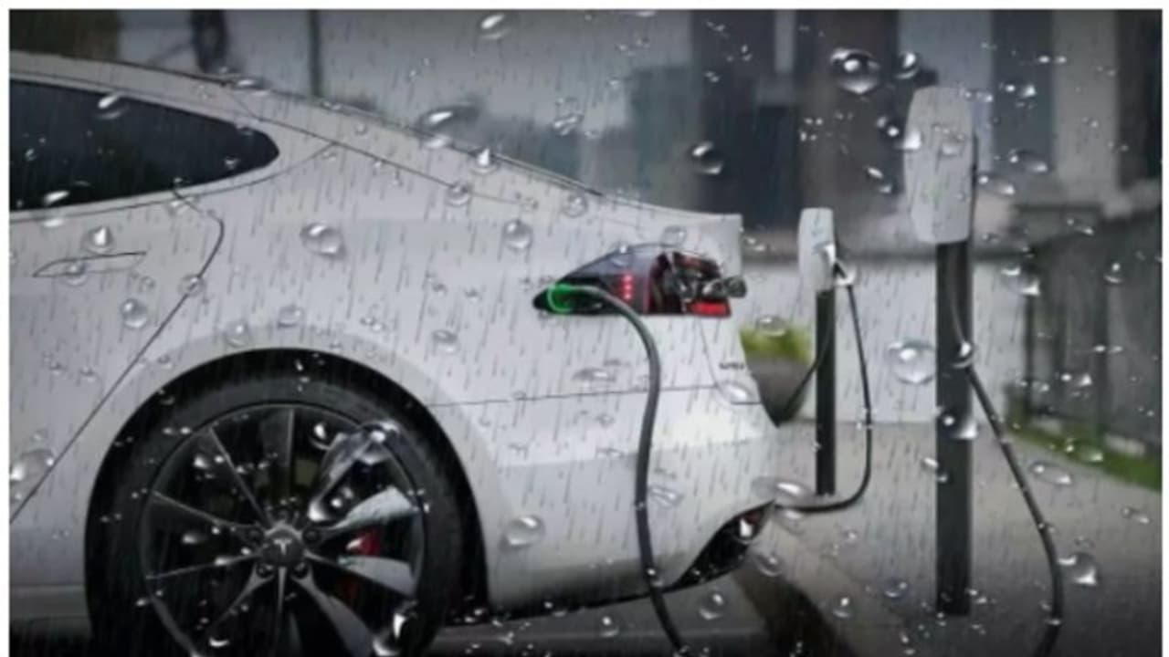 മഴക്കാലത്ത് ഇലക്‌ട്രിക് വാഹനങ്ങളില്‍ ഈ മുൻകരുതലുകൾ എടുക്കുക, ഇല്ലെങ്കില്‍ കാര്യം കട്ടപ്പുക!