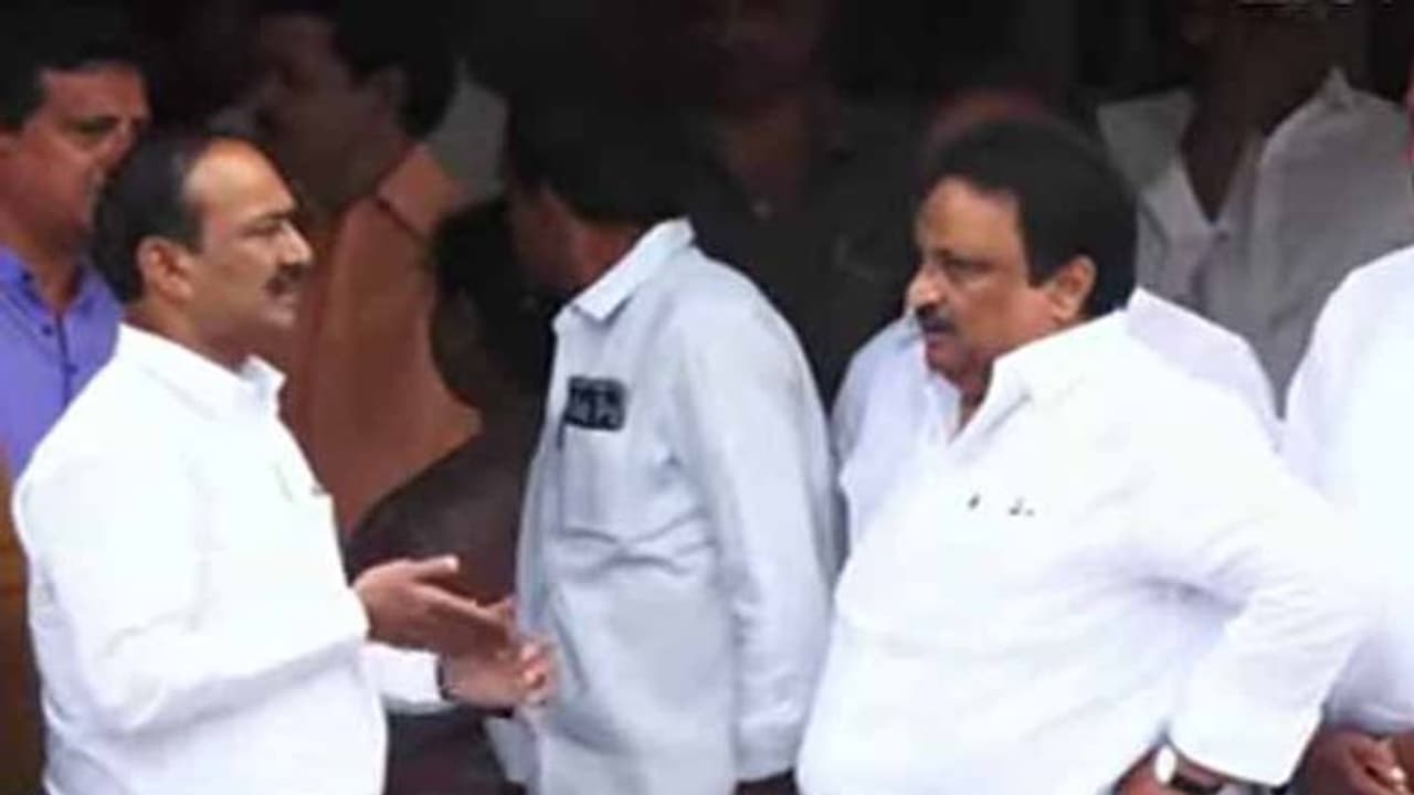 న్యూఢిల్లీకి బండి సంజయ్: జితేందర్ రెడ్డితో ఈటల లంచ్ భేటీ