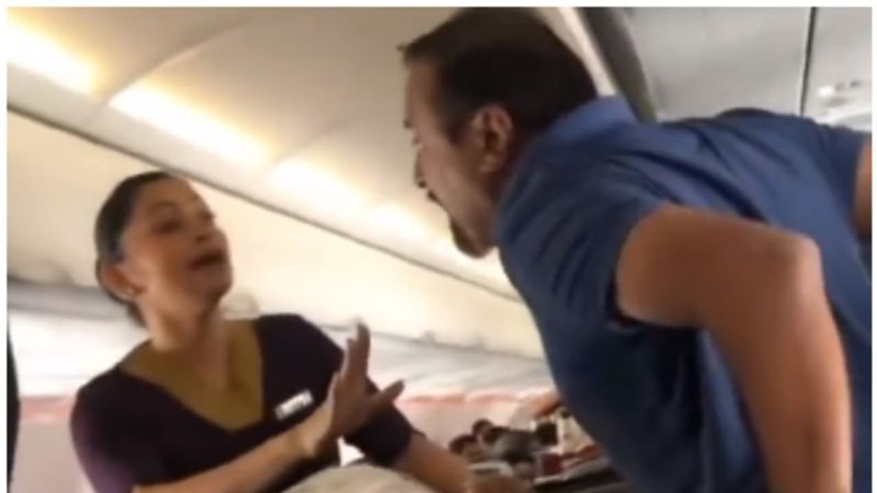 സഹയാത്രക്കാരിയായ പെണ്കുട്ടിയുടെ ശരീരത്തില് സ്പര്ശിച്ചു; വിമാനത്തിനുള്ളിലെ വാഗ്വാദത്തിന്റെ വീഡിയോ വൈറല് ! സഹയാത്രക്കാരിയായ പെണ്കുട്ടിയുടെ ശരീരത്തില് സ്പര്ശിച്ചു; വിമാനത്തിനുള്ളിലെ വാഗ്വാദത്തിന്റെ വീഡിയോ വൈറല് !