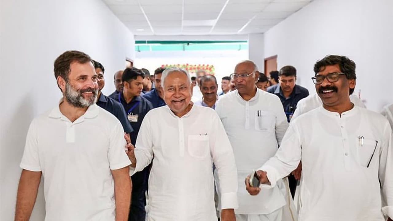 ഇന്ത്യ മുന്നണിയുടെ കടുത്ത നിലപാട്: 14 മാധ്യമപ്രവർത്തകരെ ബഹിഷ്കരിക്കും, പരിപാടികളിൽ പങ്കെടുക്കില്ല ഇന്ത്യ മുന്നണിയുടെ കടുത്ത നിലപാട്: 14 മാധ്യമപ്രവർത്തകരെ ബഹിഷ്കരിക്കും, പരിപാടികളിൽ പങ്കെടുക്കില്ല