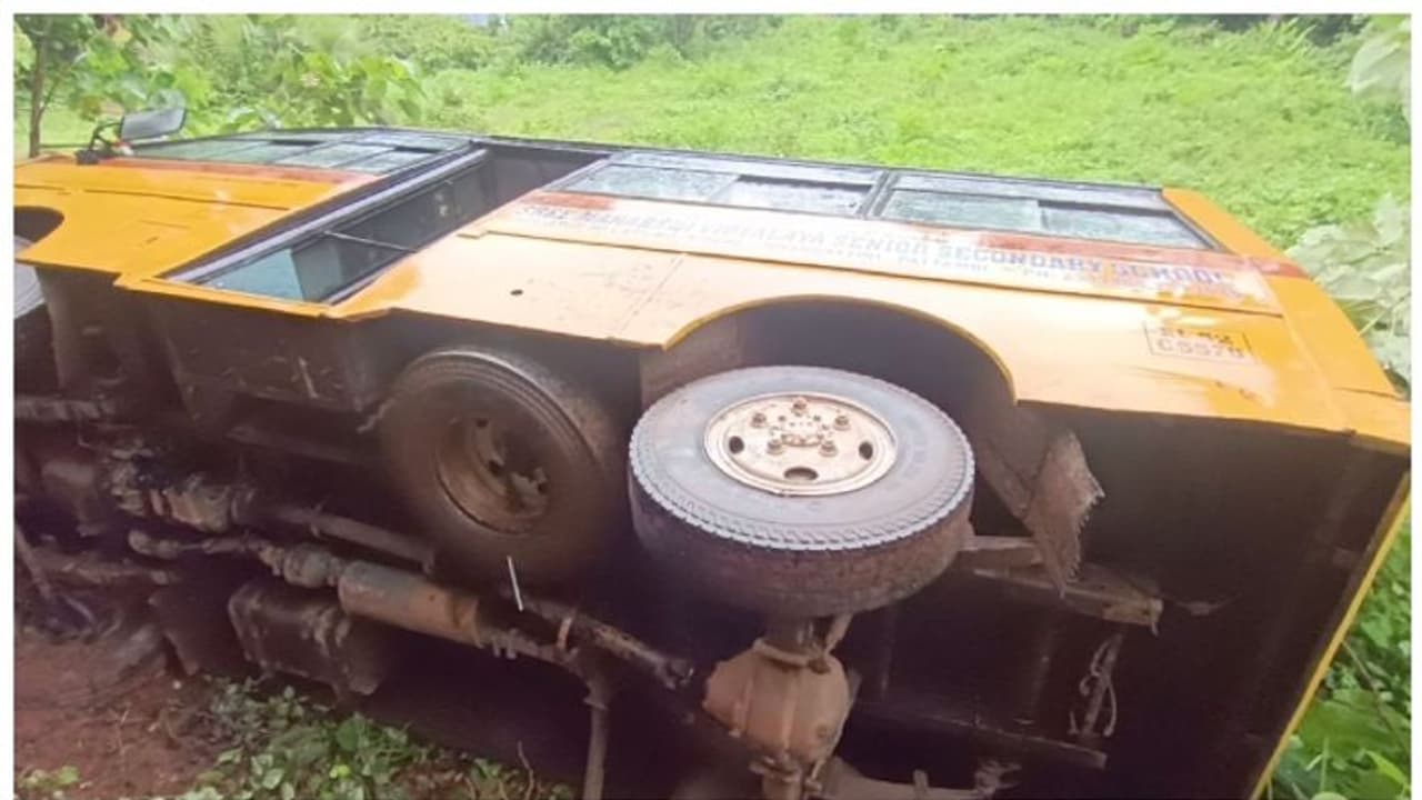 പാലക്കാട് കുട്ടികളുമായി പോയ സ്കൂൾ ബസ് താഴ്ചയിലേക്ക് മറിഞ്ഞ് അപകടം പാലക്കാട് കുട്ടികളുമായി പോയ സ്കൂൾ ബസ് താഴ്ചയിലേക്ക് മറിഞ്ഞ് അപകടം