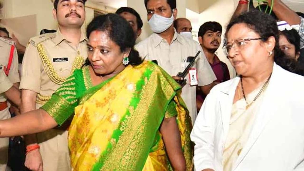 లీగల్ సమస్యతో ఉస్మానియాకు కొత్త భవనం నిర్మాణాన్ని తప్పించుకొనే యత్నం: కేసీఆర్ సర్కార్ పై తమిళిసై లీగల్ సమస్యతో ఉస్మానియాకు కొత్త భవనం నిర్మాణాన్ని తప్పించుకొనే యత్నం: కేసీఆర్ సర్కార్ పై తమిళిసై