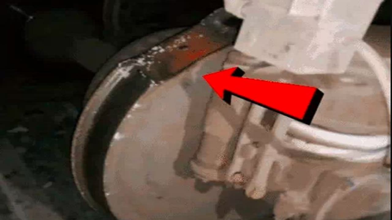 ಮುರಿದ ಗಾಲಿಯಲ್ಲಿ 10 ಕಿ.ಮೀ ಚಲಿಸಿದ ರೈಲು, ಪ್ರಯಾಣಿಕನ ಜಾಣ್ಮೆಯನ್ನು ಶ್ಲಾಘಿಸಿದ ರೈಲ್ವೇಸ್ ಮುರಿದ ಗಾಲಿಯಲ್ಲಿ 10 ಕಿ.ಮೀ ಚಲಿಸಿದ ರೈಲು, ಪ್ರಯಾಣಿಕನ ಜಾಣ್ಮೆಯನ್ನು ಶ್ಲಾಘಿಸಿದ ರೈಲ್ವೇಸ್