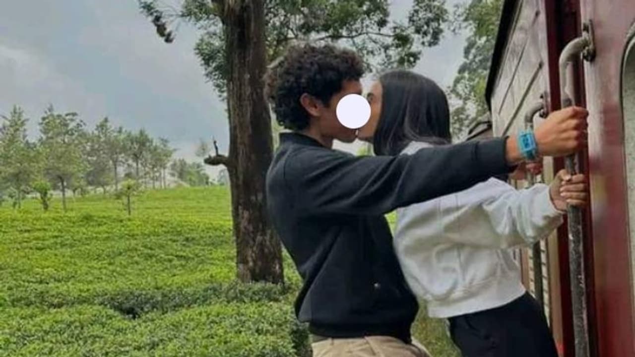 'എന്തുകൊണ്ട് നിങ്ങളിത് ചെയ്യുന്നില്ല?'; ട്രെയിനില് വാതിലില് തൂങ്ങിനിന്നുള്ള 'റൊമാൻസ്'നെ കുറിച്ച് ട്വീറ്റ് 'എന്തുകൊണ്ട് നിങ്ങളിത് ചെയ്യുന്നില്ല?'; ട്രെയിനില് വാതിലില് തൂങ്ങിനിന്നുള്ള 'റൊമാൻസ്'നെ കുറിച്ച് ട്വീറ്റ്