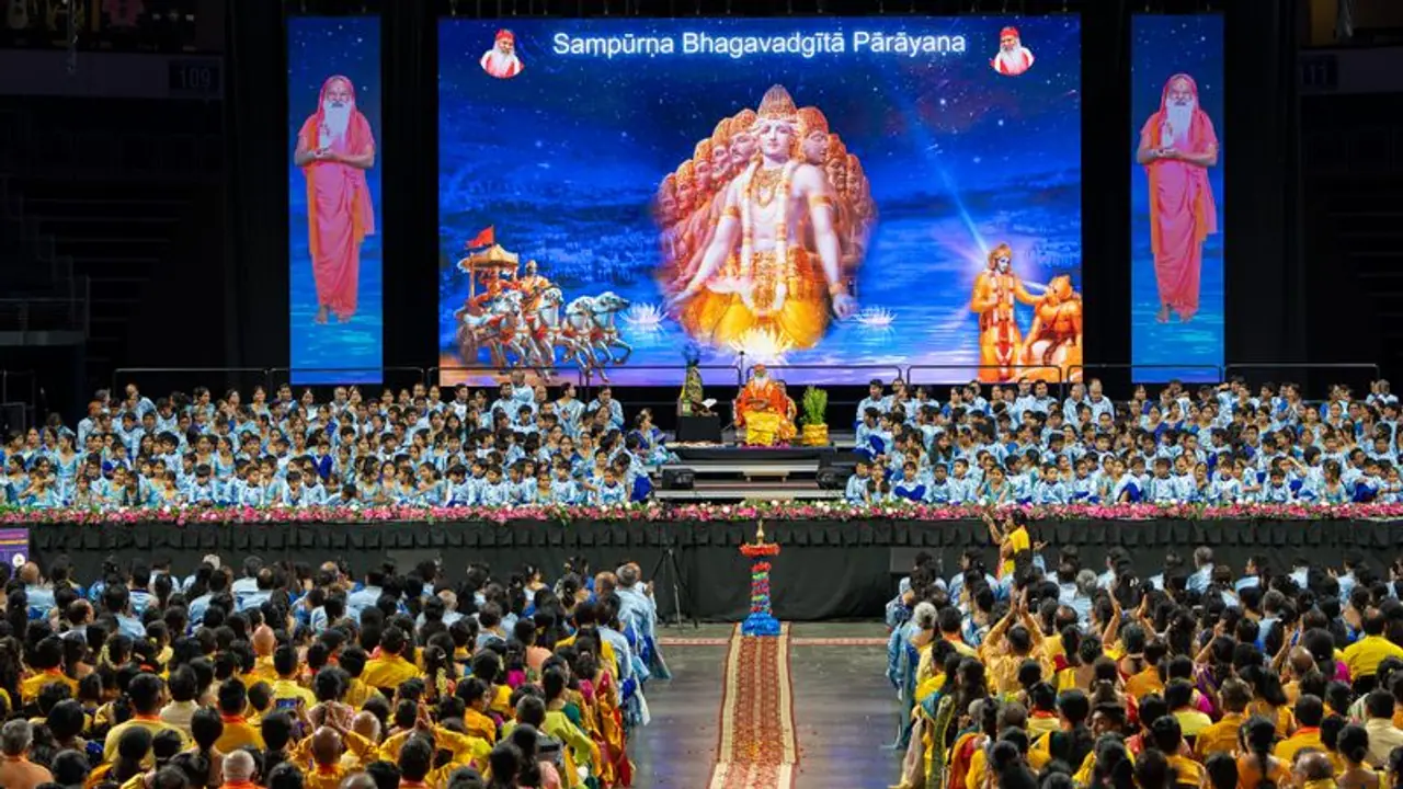 Guru Purnima 2023: 10,000 people gather for Bhagavad Gita recitation in remarkable Texas event (WATCH) Guru Purnima 2023: 10,000 people gather for Bhagavad Gita recitation in remarkable Texas event (WATCH)