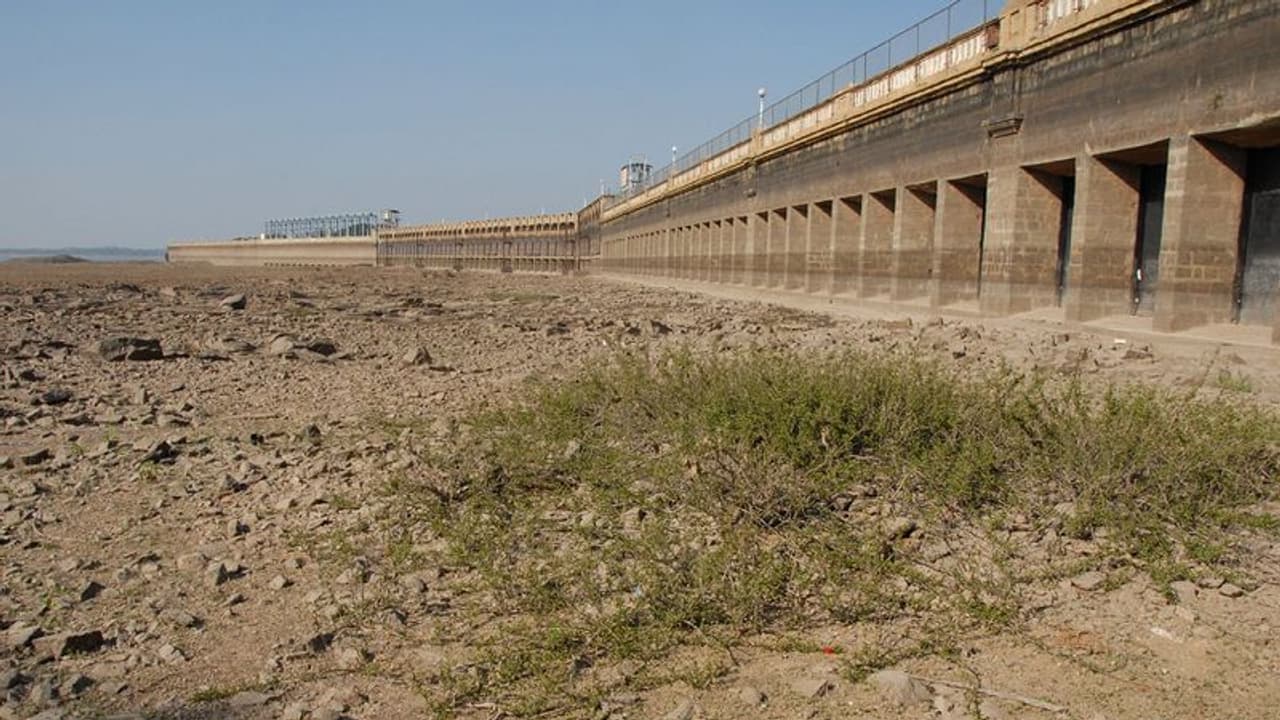ಬರಿದಾಗುತ್ತಿದೆ ಕೆಆರ್ಎಸ್ ಜಲಾಶಯ: ಕುಡಿಯುವ ನೀರಿಗೂ ಸಮಸ್ಯೆಯಾಗುವ ಸಂಕಷ್ಟ ಪರಿಸ್ಥಿತಿ ಬರಿದಾಗುತ್ತಿದೆ ಕೆಆರ್ಎಸ್ ಜಲಾಶಯ: ಕುಡಿಯುವ ನೀರಿಗೂ ಸಮಸ್ಯೆಯಾಗುವ ಸಂಕಷ್ಟ ಪರಿಸ್ಥಿತಿ