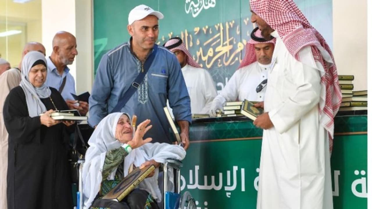 ഹജ്ജ് കഴിഞ്ഞ് മടങ്ങുന്നവർക്ക് സൗദി ഭരണാധികാരിയുടെ സമ്മാനമായി 20 ലക്ഷം ഖുർആനുകൾ ഹജ്ജ് കഴിഞ്ഞ് മടങ്ങുന്നവർക്ക് സൗദി ഭരണാധികാരിയുടെ സമ്മാനമായി 20 ലക്ഷം ഖുർആനുകൾ