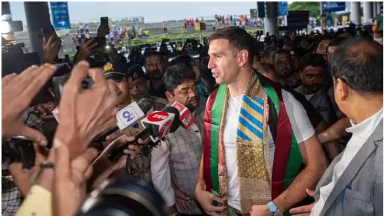 ജനസാഗരം സാക്ഷി! അര്‍ജന്റൈന്‍ ഗോള്‍ കീപ്പര്‍ എമിലിയാനോ മാര്‍ട്ടിനെസ് ഇന്ത്യയില്‍; വന്‍ സ്വീകരണം വീഡിയോ