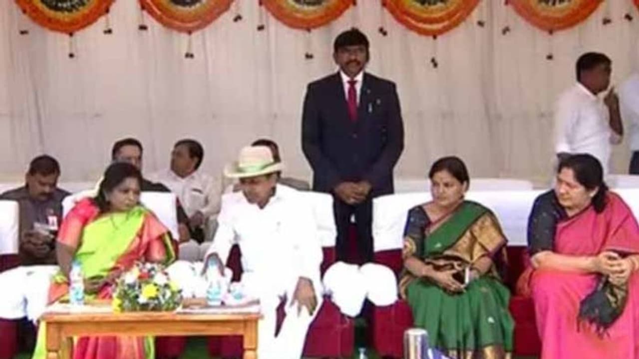 రాష్ట్రపతికి స్వాగతం: హకీంపేట విమానాశ్రయంలో తమిళిసై, కేసీఆర్ మాటా మంతీ రాష్ట్రపతికి స్వాగతం: హకీంపేట విమానాశ్రయంలో తమిళిసై, కేసీఆర్ మాటా మంతీ