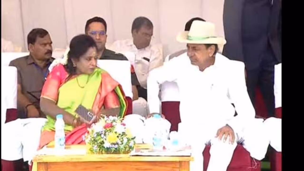 బిల్లులపై కేసిఆర్ ప్రభుత్వ నిర్ణయం: తమిళిసైతో మరోసారి కయ్యం బిల్లులపై కేసిఆర్ ప్రభుత్వ నిర్ణయం: తమిళిసైతో మరోసారి కయ్యం