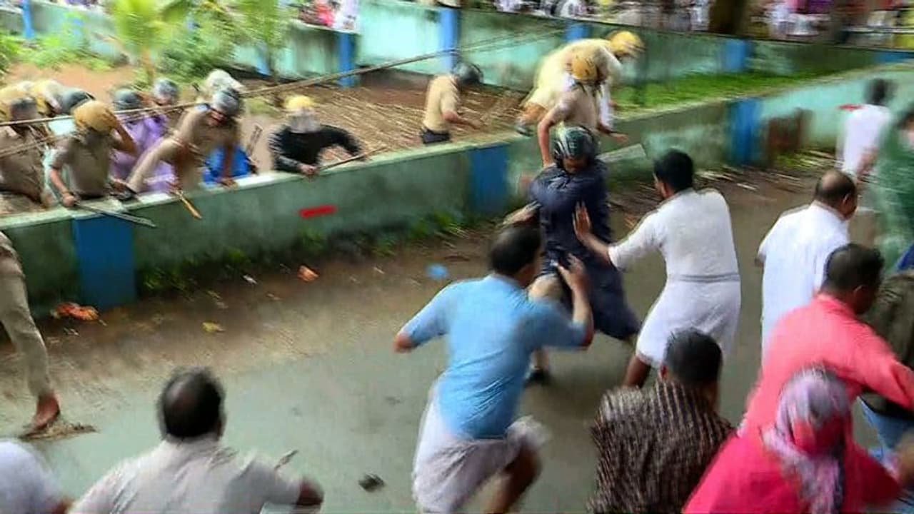 കെ സുധാകരനും വിഡി സതീശനുമെതിരായ കേസുകൾ: കോൺഗ്രസ് പ്രതിഷേധ മാർച്ചിൽ പലയിടത്തും സംഘർഷം