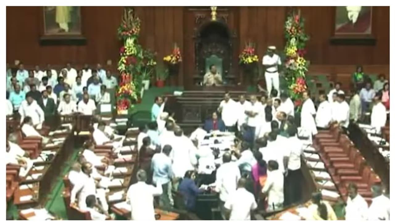 അഞ്ച് തെരഞ്ഞെടുപ്പ് വാഗ്ദാനങ്ങൾ നടപ്പിലാക്കരുത്, അടിയന്തര പ്രമേയവുമായി ബിജെപി; പ്രതിഷേധം അഞ്ച് തെരഞ്ഞെടുപ്പ് വാഗ്ദാനങ്ങൾ നടപ്പിലാക്കരുത്, അടിയന്തര പ്രമേയവുമായി ബിജെപി; പ്രതിഷേധം