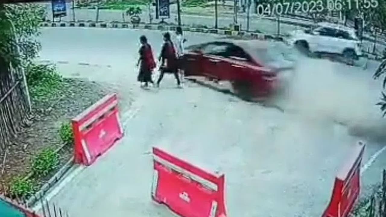 Hyderabad: ಟರ್ನಿಂಗ್‌ನಲ್ಲಿ ಹೈಸ್ಪೀಡ್‌, ವಾಕಿಂಗ್‌ ಮಾಡುತ್ತಿದ್ದವರಿಗೆ ಅಪ್ಪಳಿಸಿದ ಕಾರು, ಮೂವರ ಸಾವು!