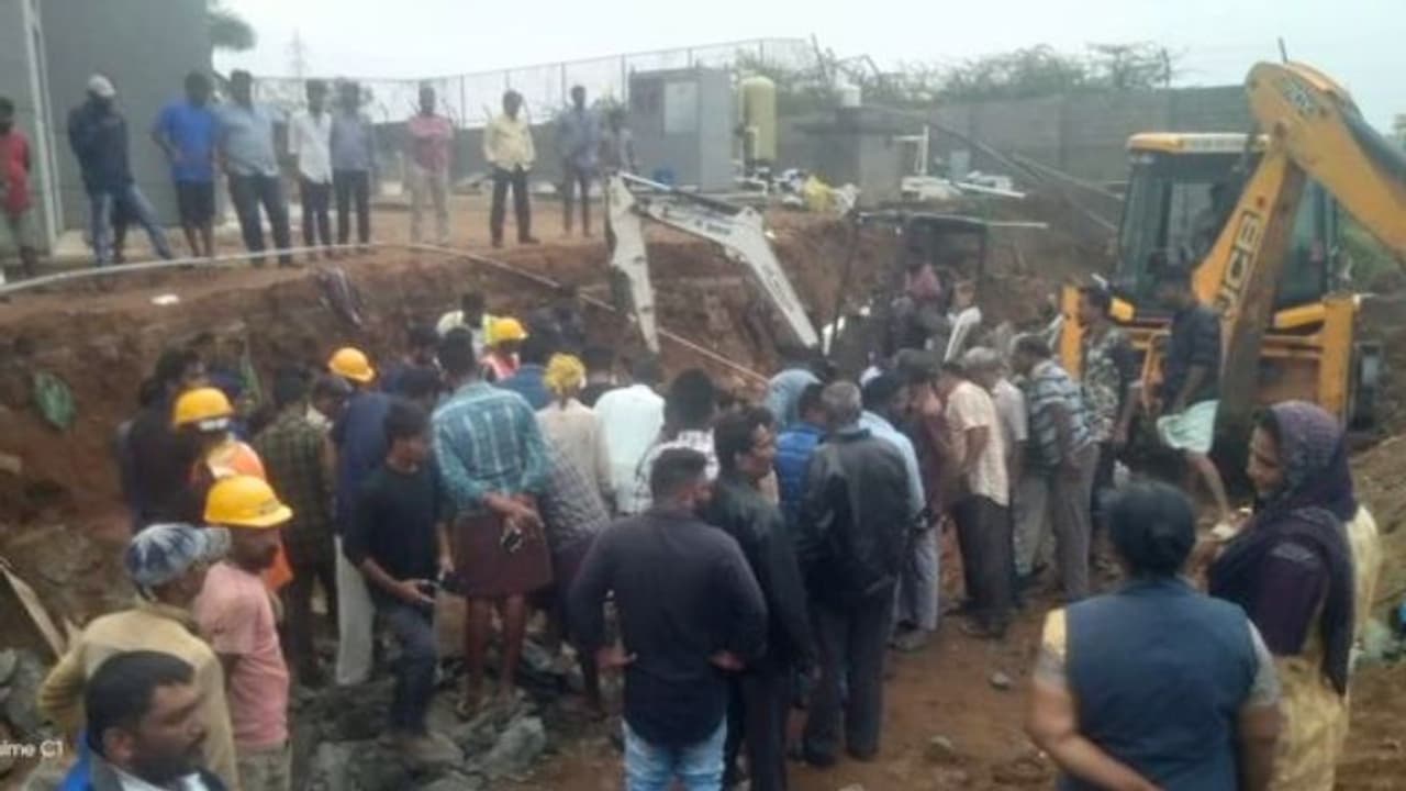 Coimbatore : தனியார் கல்லூரி காம்பவுண்ட் சுவர் இடிந்து 4 பேர் பலி.. கோவையில் சோகம் !! Coimbatore : தனியார் கல்லூரி காம்பவுண்ட் சுவர் இடிந்து 4 பேர் பலி.. கோவையில் சோகம் !!