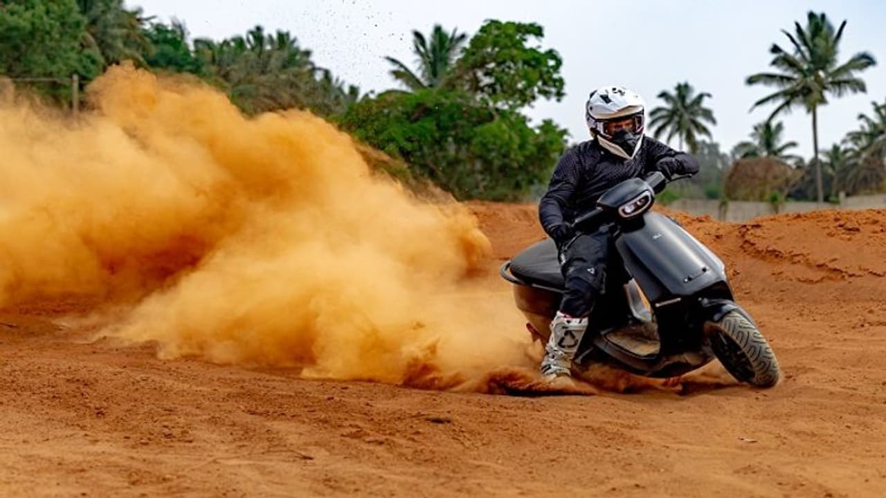 EV 2W విభాగంలో ఆధిపత్యాన్ని కొనసాగిస్తున్న ఓలా ఎలక్ట్రిక్, జూన్లో 40% మార్కెట్ వాటా సొంతం EV 2W విభాగంలో ఆధిపత్యాన్ని కొనసాగిస్తున్న ఓలా ఎలక్ట్రిక్, జూన్లో 40% మార్కెట్ వాటా సొంతం