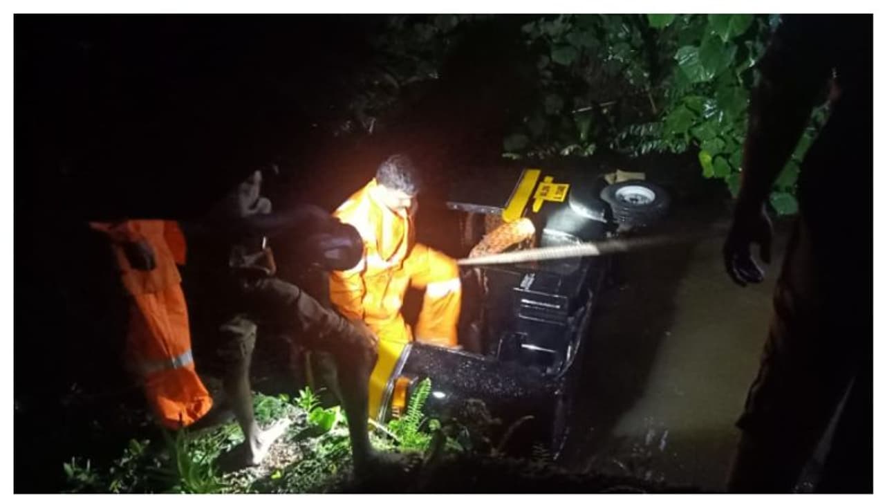 കനത്ത മഴ; ഓട്ടോറിക്ഷ തോട്ടിലേക്ക് മറിഞ്ഞ് ഡ്രൈവർ മരിച്ചു കനത്ത മഴ; ഓട്ടോറിക്ഷ തോട്ടിലേക്ക് മറിഞ്ഞ് ഡ്രൈവർ മരിച്ചു