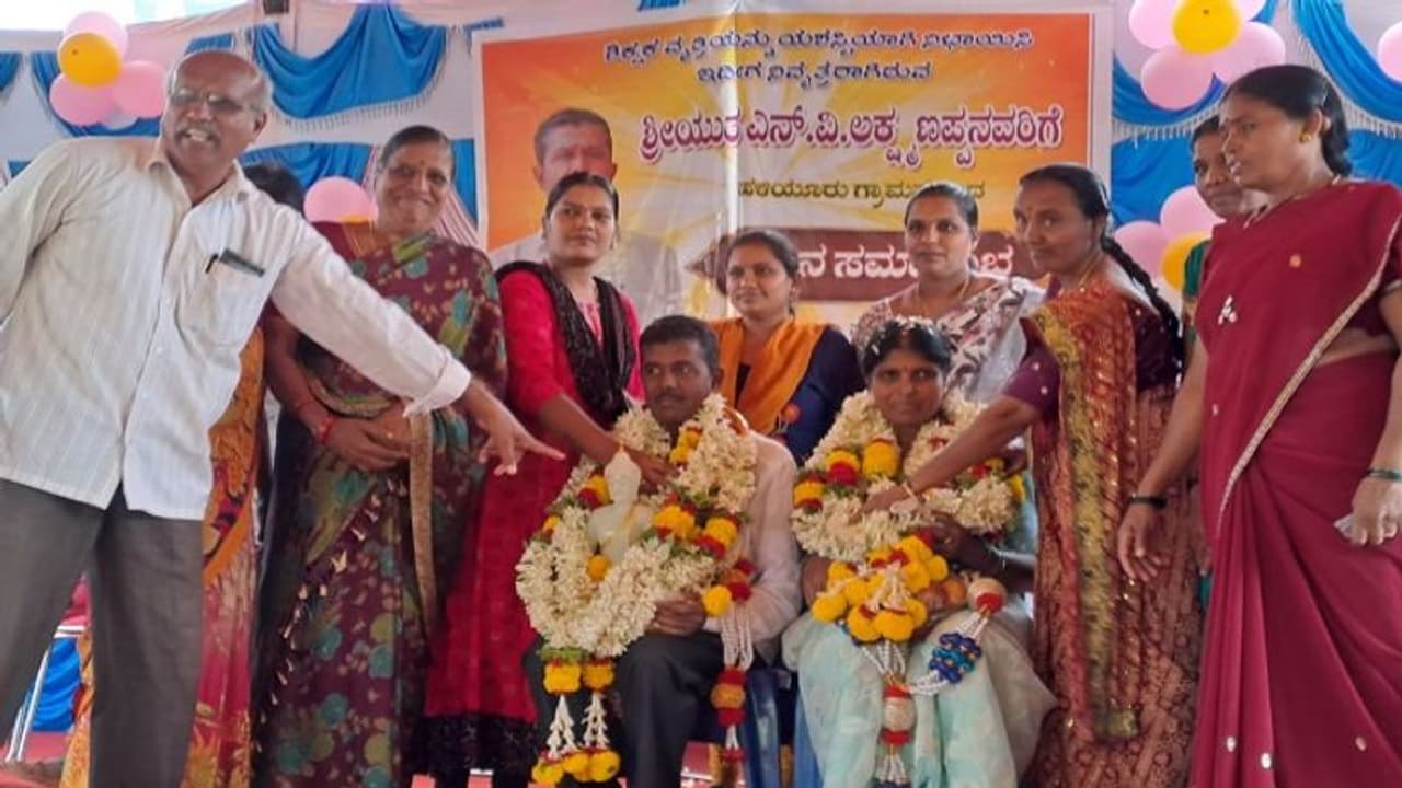 ಚಿಕ್ಕಮಗಳೂರು: ನಿವೃತ್ತ ಶಿಕ್ಷಕನಿಗೆ ಊರ ತುಂಬ ಮೆರವಣಿಗೆ ಮಾಡಿ ಬೀಳ್ಕೊಡುಗೆ ಚಿಕ್ಕಮಗಳೂರು: ನಿವೃತ್ತ ಶಿಕ್ಷಕನಿಗೆ ಊರ ತುಂಬ ಮೆರವಣಿಗೆ ಮಾಡಿ ಬೀಳ್ಕೊಡುಗೆ