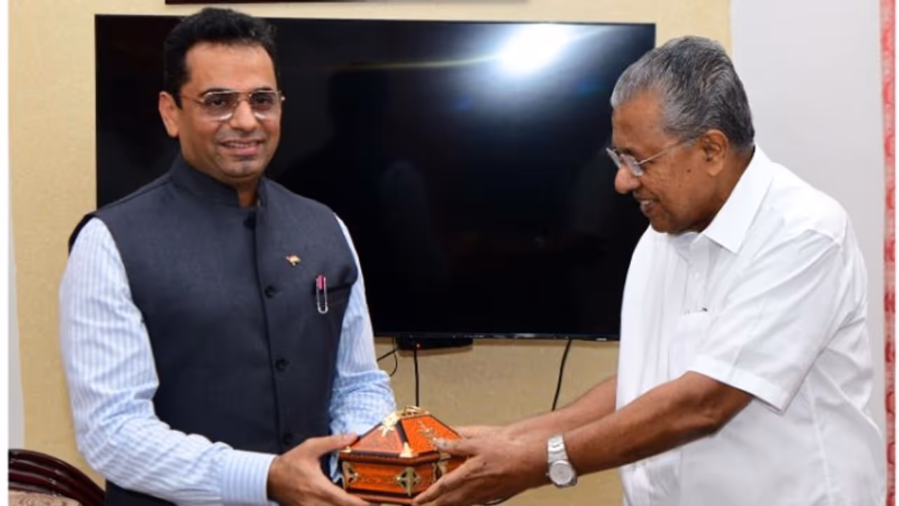 ഒമാനിലെ ഇന്ത്യൻ അംബാസിഡർ മുഖ്യമന്ത്രിയുമായി കൂടിക്കാഴ്ച്ച നടത്തി; ഒമാനിലേക്ക് ഉന്നത സംഘത്തിന് ക്ഷണം ഒമാനിലെ ഇന്ത്യൻ അംബാസിഡർ മുഖ്യമന്ത്രിയുമായി കൂടിക്കാഴ്ച്ച നടത്തി; ഒമാനിലേക്ക് ഉന്നത സംഘത്തിന് ക്ഷണം