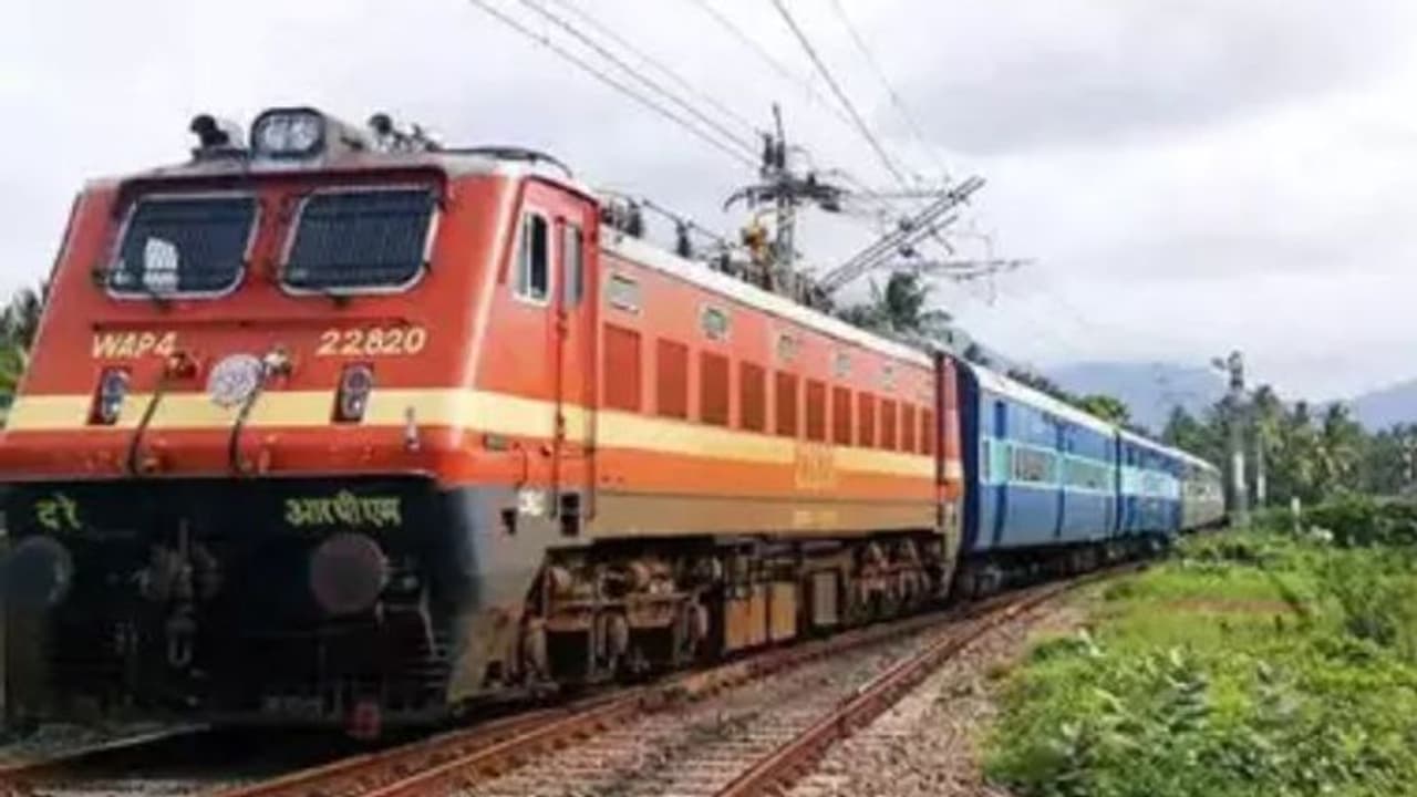 தஞ்சை அருகே எர்ணாகுளம் விரைவு ரயிலை கவிழ்க்க சதி? தண்டவாளத்தில் டயர் வைக்கப்பட்டதால் பரபரப்பு