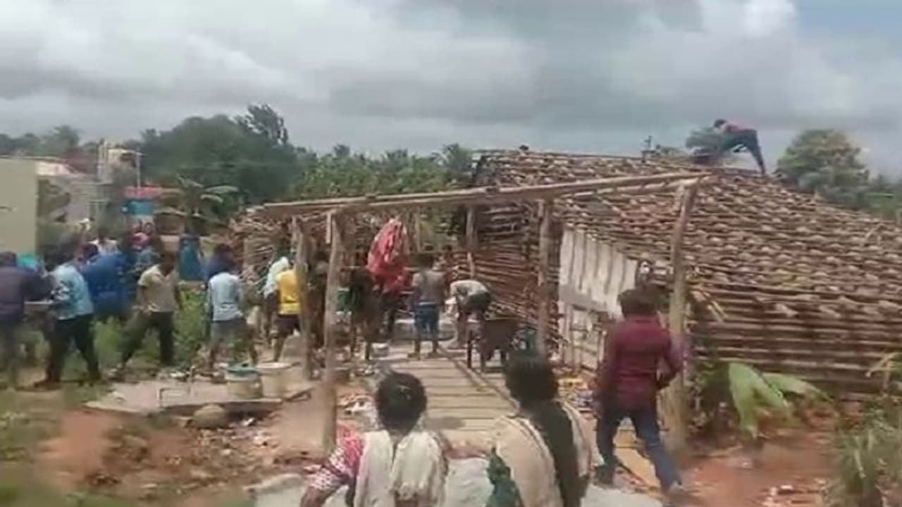 ಚಿಕ್ಕಮಗಳೂರು: ದೇವಸ್ಥಾನದ ಜಾಗ ಎಂದು ಮನೆ ಕೆಡವಲು ಮುಂದಾದ ಗ್ರಾಮಸ್ಥರು