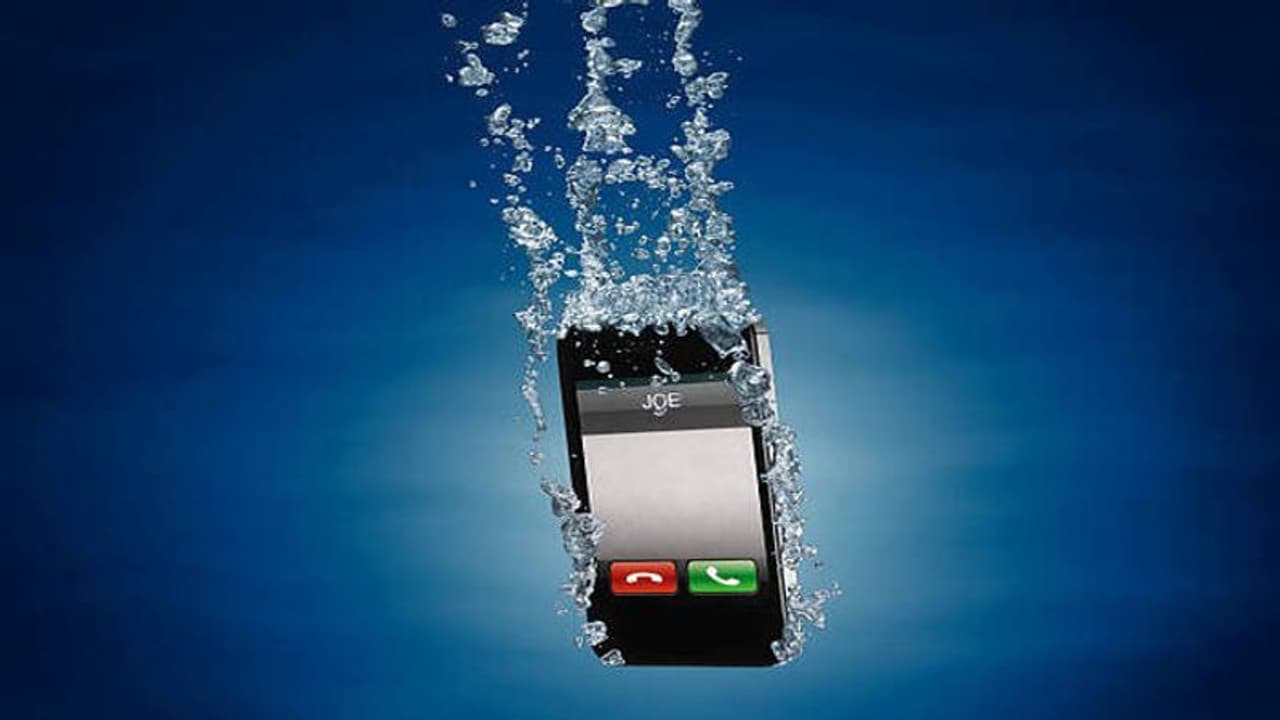 உங்களது மொபைல் தண்ணீரில் விழுந்தால் செய்ய வேண்டியவை மற்றும் செய்யக்கூடாதவை இதோ..!!