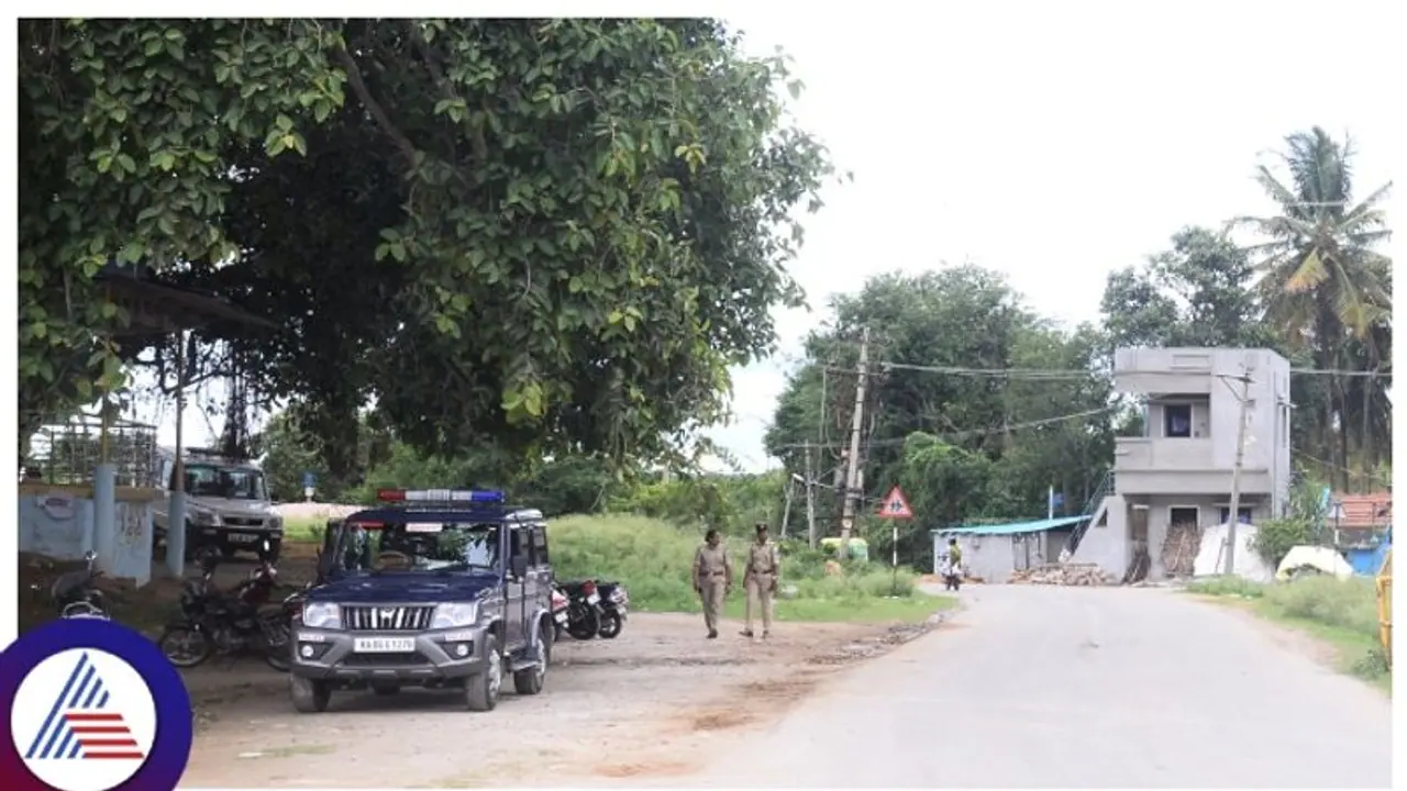 Tumkur: Protest erupt over worshipping temple beside mosque; officials became middlemen to ease issue Tumkur: Protest erupt over worshipping temple beside mosque; officials became middlemen to ease issue