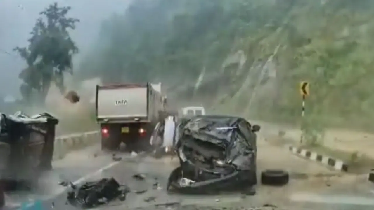 கார்கள் மீது மோதிய பாறை: 2 பேர் பலி நெஞ்சை உலுக்கும் வீடியோ! கார்கள் மீது மோதிய பாறை: 2 பேர் பலி நெஞ்சை உலுக்கும் வீடியோ!