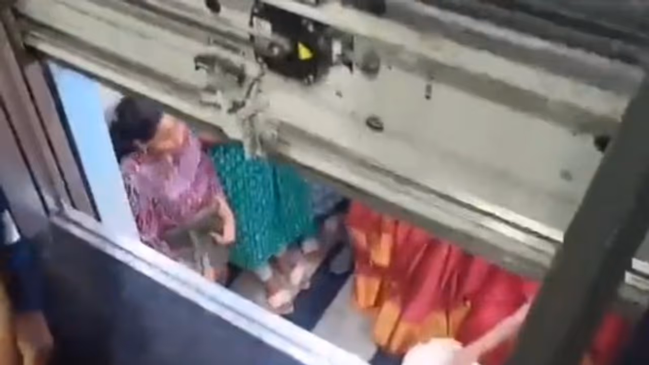 హైదరాబాద్లో థియేటర్ కాంప్లెక్స్ లిఫ్ట్లో చిక్కుకున్న గర్భిణీ సహా 12 మంది.. హైదరాబాద్లో థియేటర్ కాంప్లెక్స్ లిఫ్ట్లో చిక్కుకున్న గర్భిణీ సహా 12 మంది..