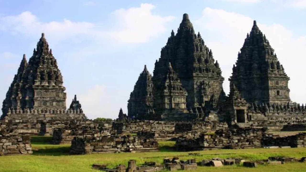 பௌத்தம், இந்து மதத்தின் பழங்கால மரபுகளை இந்தோனேஷிய முஸ்லீம்கள் கொண்டாடுகின்றனர் பேராசிரியர் ஹமீது நசீம் பௌத்தம், இந்து மதத்தின் பழங்கால மரபுகளை இந்தோனேஷிய முஸ்லீம்கள் கொண்டாடுகின்றனர் பேராசிரியர் ஹமீது நசீம்