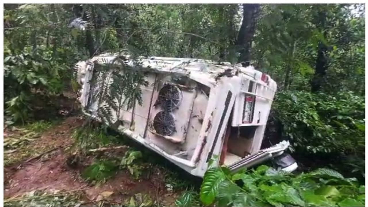 നിയന്ത്രണം വിട്ട ട്രാവലർ റോഡരികിലെ താഴ്ചയിലേക്ക് മറിഞ്ഞു; യാത്രക്കാർക്ക് പരിക്ക്