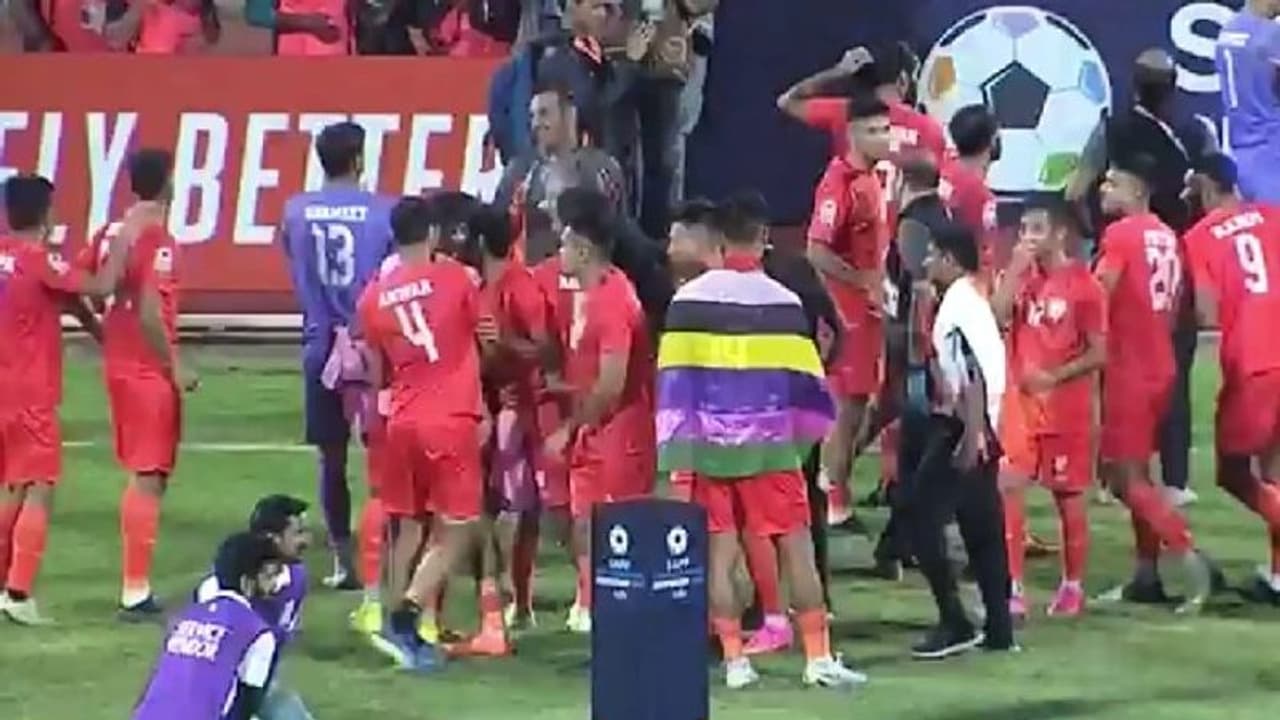 SAFF Cup Final: ಪದಕ ಸ್ವೀಕರಿಸುವಾಗ ಮಣಿಪುರ ಫ್ಲಾಗ್ನೊಂದಿಗೆ ಬಂದ ಫುಟ್ಬಾಲಿಗ ಜೇಕ್ಸನ್ ಸಿಂಗ್..! SAFF Cup Final: ಪದಕ ಸ್ವೀಕರಿಸುವಾಗ ಮಣಿಪುರ ಫ್ಲಾಗ್ನೊಂದಿಗೆ ಬಂದ ಫುಟ್ಬಾಲಿಗ ಜೇಕ್ಸನ್ ಸಿಂಗ್..!