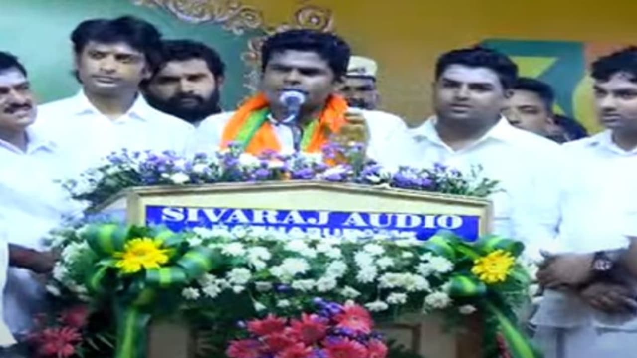 பிறந்தநாள் கொண்டாடுவதில்லை: திருமண நிகழ்ச்சியில் அண்ணாமலை சுவாரஸ்யம்! பிறந்தநாள் கொண்டாடுவதில்லை: திருமண நிகழ்ச்சியில் அண்ணாமலை சுவாரஸ்யம்!