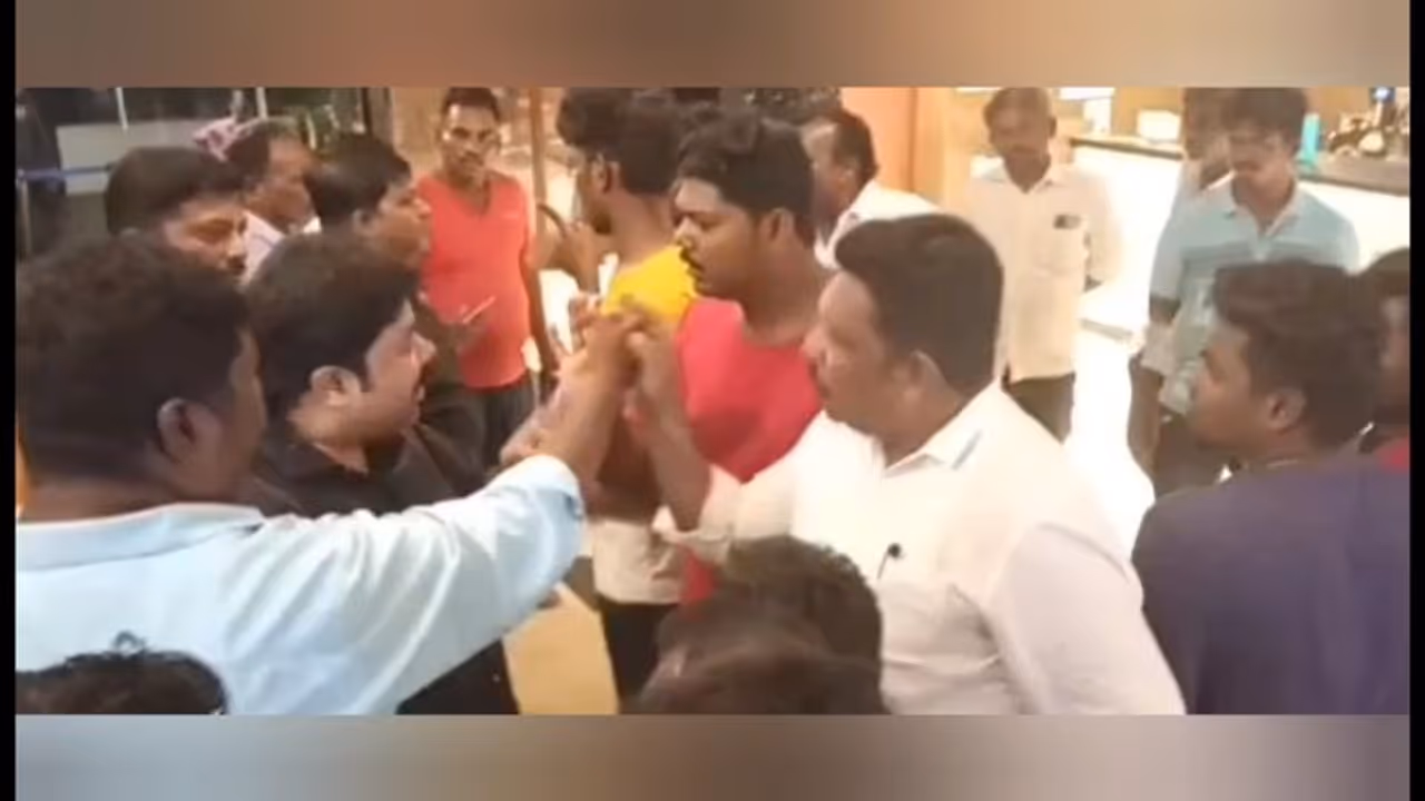 அமைச்சரோடு மாமன்னன் படம் பார்த்த திமுகவினர் ஓசியில் பாப்கார்ன் கேட்டு தகராறு; திரையரங்கில் அடிதடி