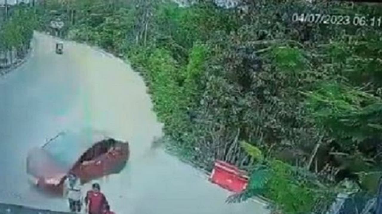 ವಾಕಿಂಗ್ ಹೋಗ್ತಿದ್ದೋರ ಮೇಲೆ ಹರಿದ ಕಾರು: ತಾಯಿ ಮಗು ಸೇರಿ ಮೂವರ ಬಲಿ; ಸಿಸಿ ಕ್ಯಾಮರಾದಲ್ಲಿ ಆಘಾತಕಾರಿ ದೃಶ್ಯ ಸೆರೆ ವಾಕಿಂಗ್ ಹೋಗ್ತಿದ್ದೋರ ಮೇಲೆ ಹರಿದ ಕಾರು: ತಾಯಿ ಮಗು ಸೇರಿ ಮೂವರ ಬಲಿ; ಸಿಸಿ ಕ್ಯಾಮರಾದಲ್ಲಿ ಆಘಾತಕಾರಿ ದೃಶ್ಯ ಸೆರೆ