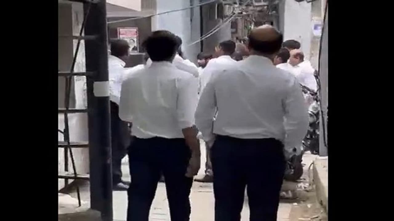 ఢిల్లీలోని తీస్ హజారీ కోర్టులో ఉద్రిక్తత.. కాల్పులు జరిపిన లాయర్.. (వీడియో)