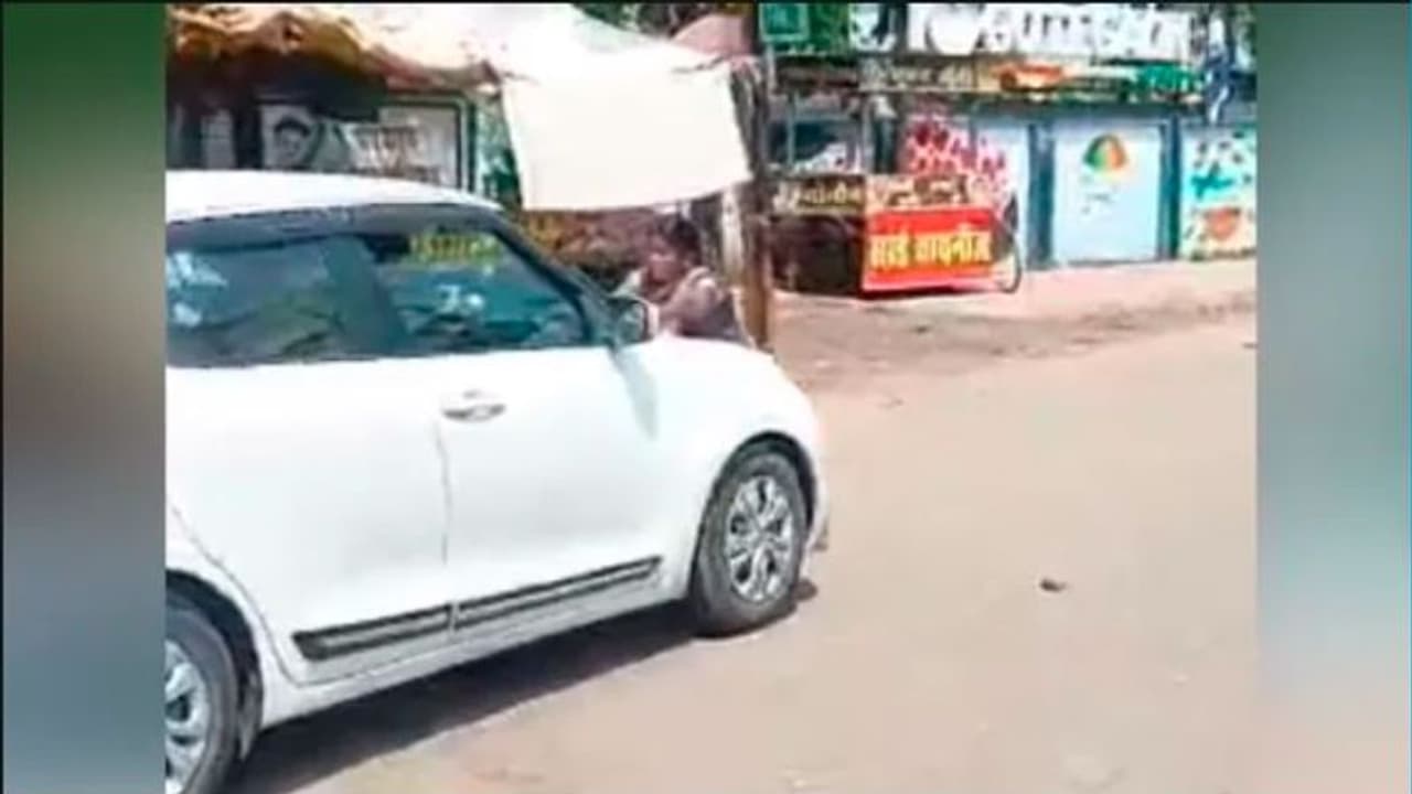 ಹೆತ್ತಬ್ಬೆಯ ಮುದ್ದು ಮಗನ ದಾರಿ ತಪ್ಪಿಸಿತಾ? ಬಂಧನ ತಪ್ಪಿಸಲು ಪೊಲೀಸ್ ಕಾರ್ ಬಾನೆಟ್ ಮೇಲೆ ನೇತಾಡಿದ ಅಮ್ಮ